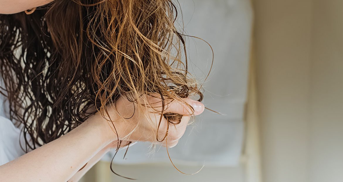 Mulher mostra como usar gelatina de cabelo ao finalizar e definir seu cabelo
